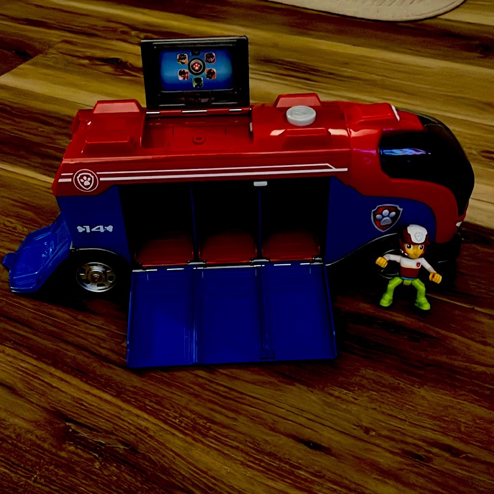 Paw patroller, vehicle only. DOES NOT INCLUDE CARDS.